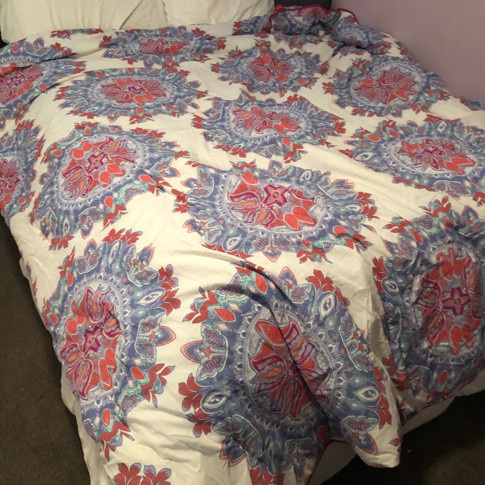 Queen sized bed comforter
